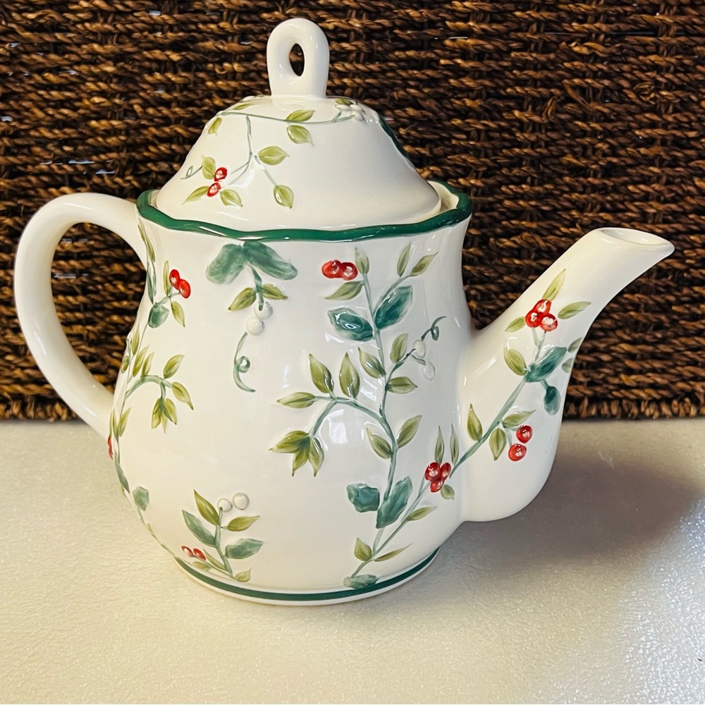 Pfaltzgraff Winterberry Stoneware Teapot Christmas Tea